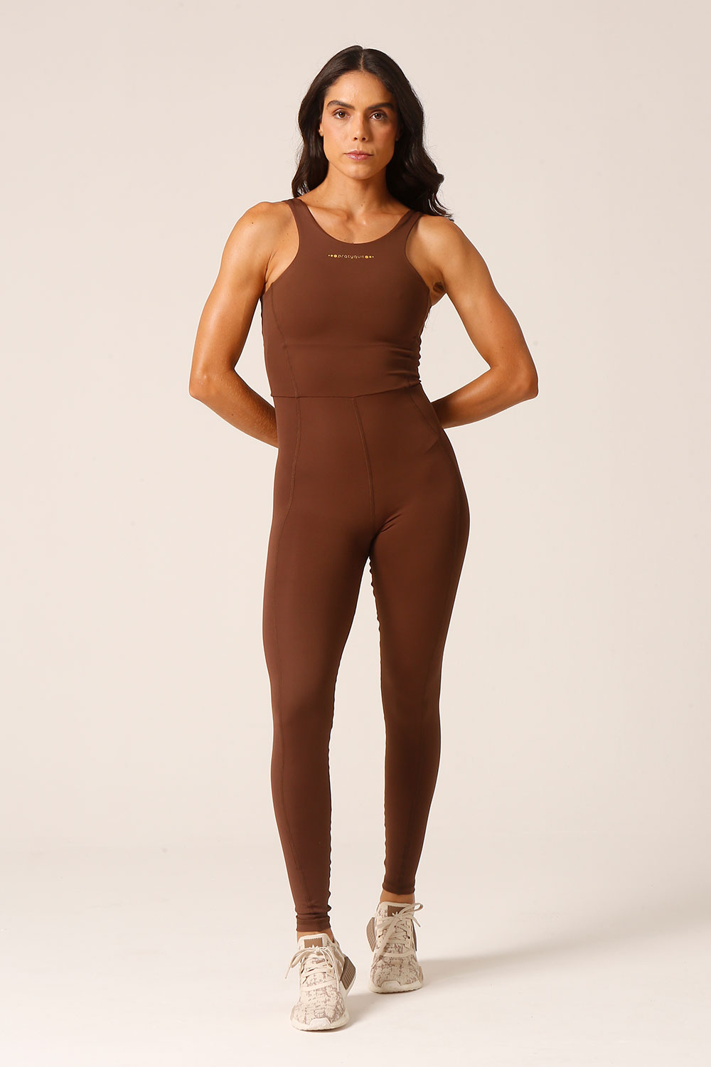 Mono Tulip Chocolate | Pratyque Mono enterizo femenino Mono Tulip color chocolate de Pratyque, ropa deportiva premium