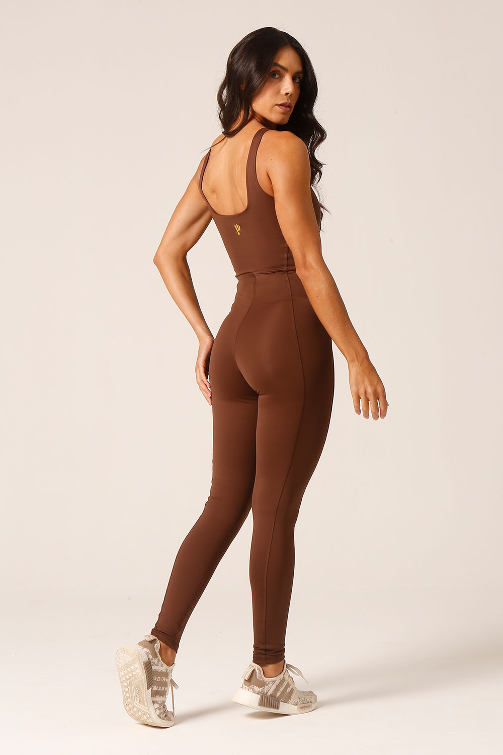 Mono Tulip Chocolate | Pratyque Mono enterizo femenino Mono Tulip color chocolate de Pratyque, ropa deportiva premium