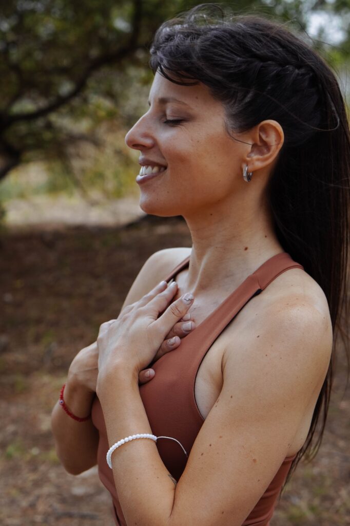 Mujer usando el Top Helena de Pratyque durante una práctica de yoga al aire libre.