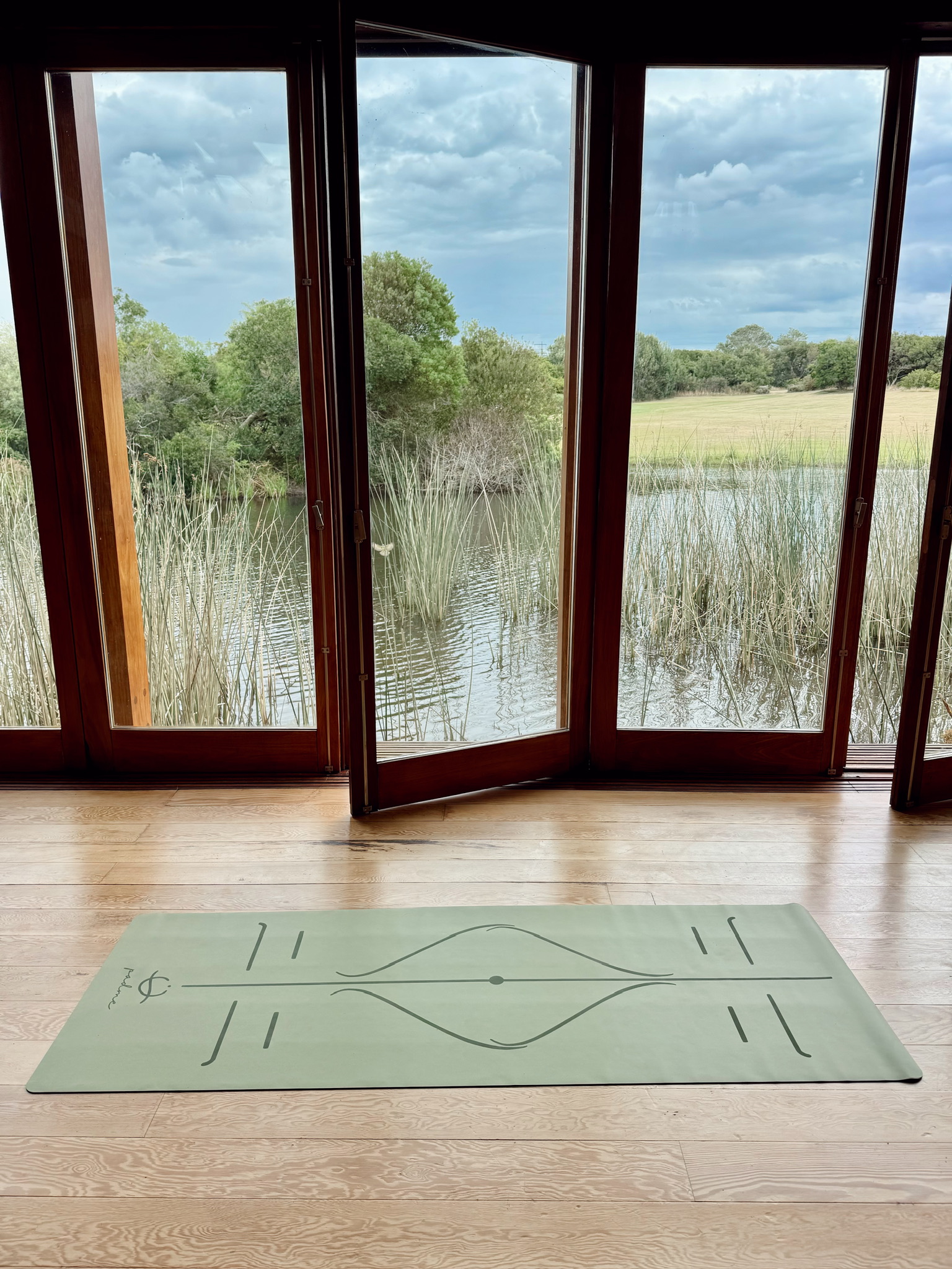 Sala de yoga y mat preparados para la práctica en Las Musas
