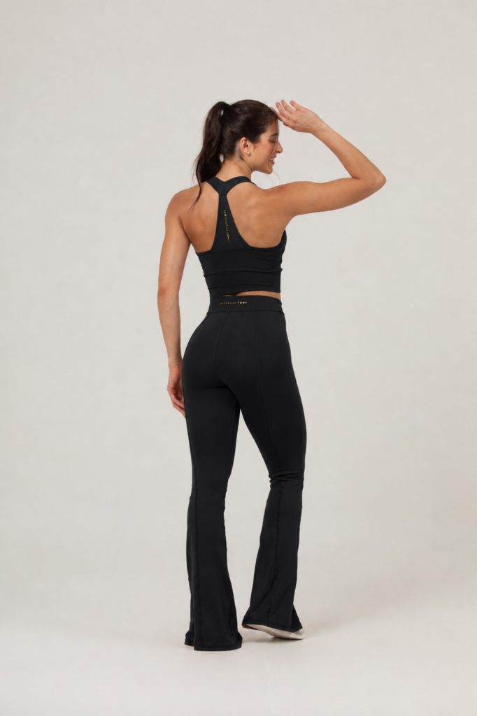 Calza Helena negra flare de baja compresión para yoga, pilates y uso diario – Pratyque Uruguay