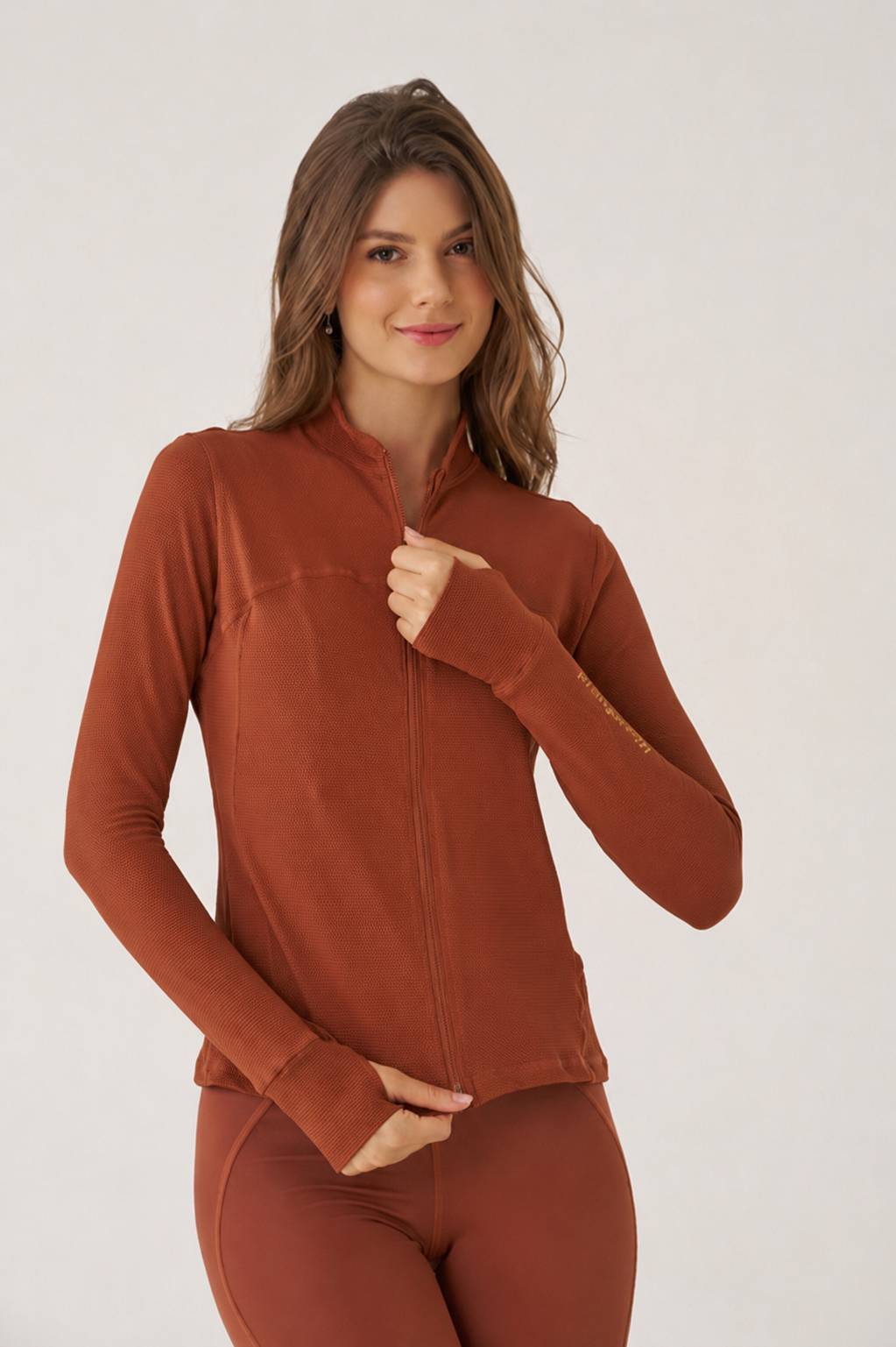 Campera Colmena Detalle de puño con abertura para el pulgar de la Campera Colmena