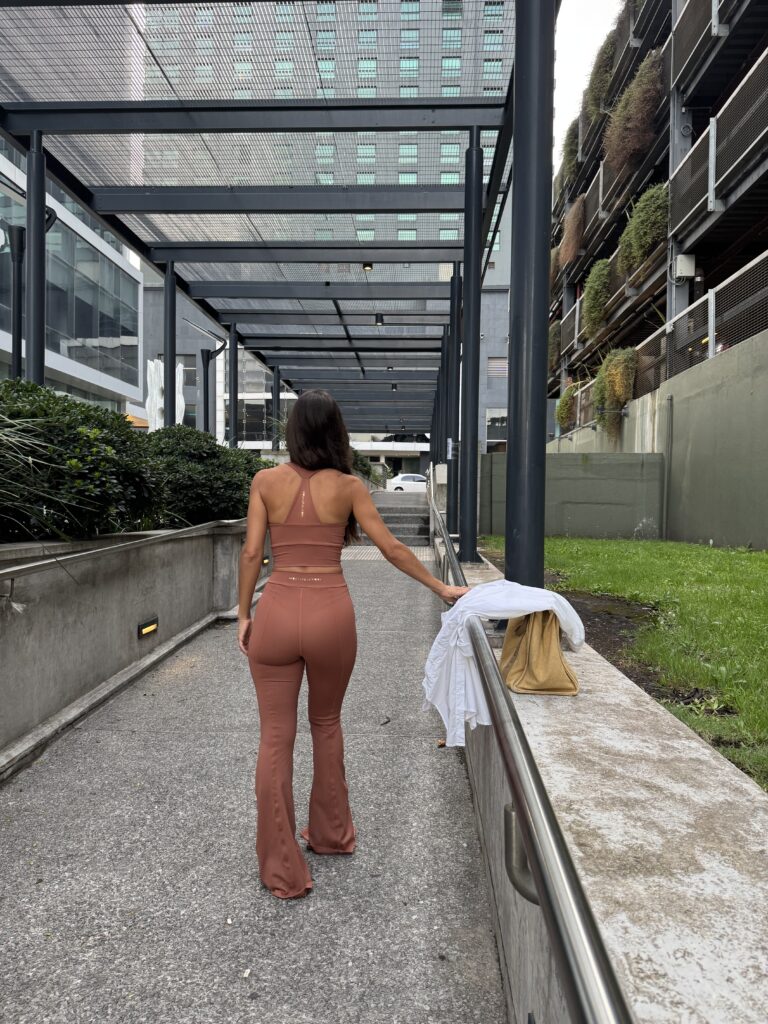 Top Helena de Pratyque con espalda nadador para yoga y pilates.