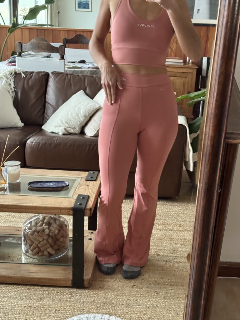 Mujer usando set Flare antes de su practica de yoga