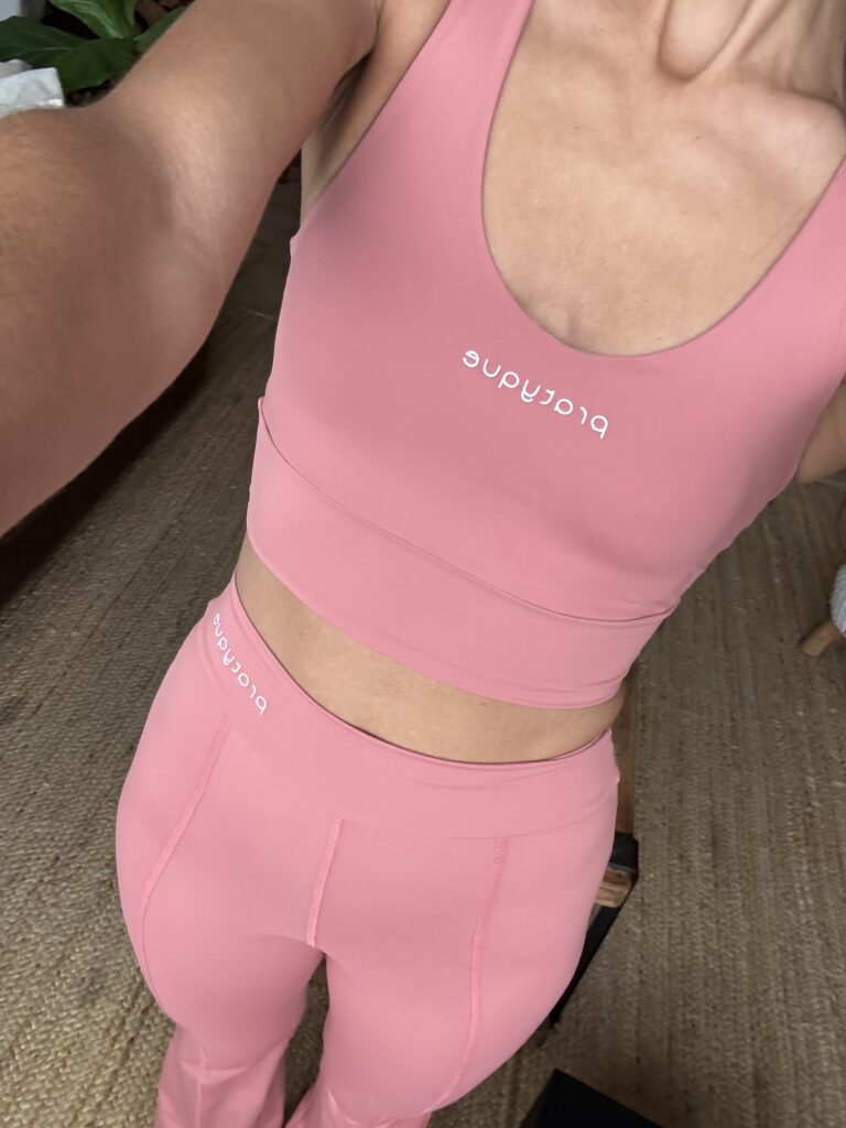 Mujer usando set Flare antes de su practica de yoga