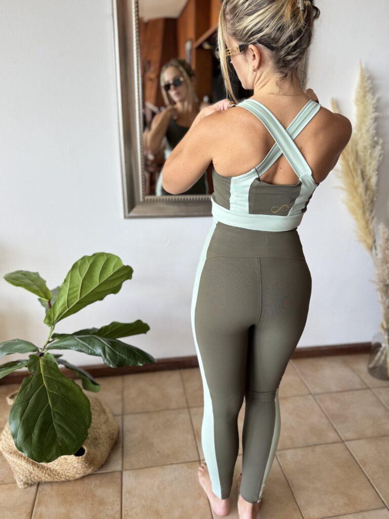 Mujer visitiendo conjunto maxxi voll antes de su clase de pilates