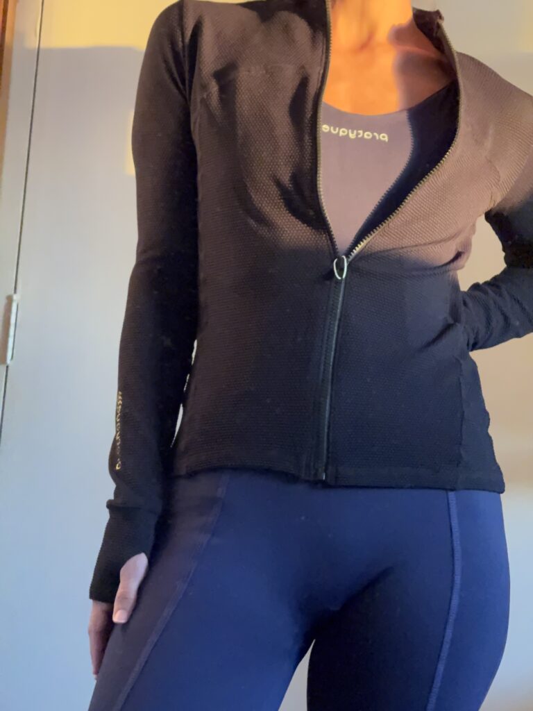 Mujer vistiendo campera negra Pratyque deportiva para pilates y yoga