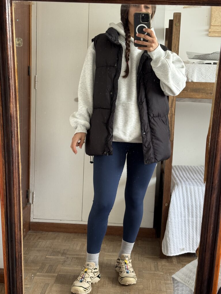 mujer usando legging basica look casual para moverse