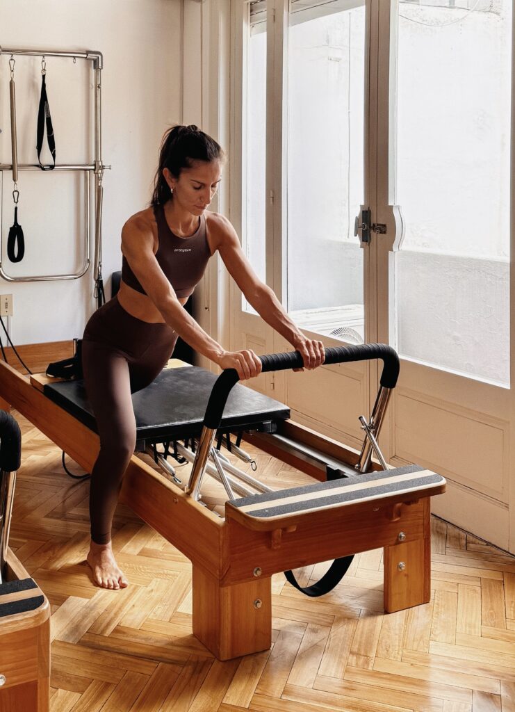 mujer usando legging basica chocolate en su practica de pilates