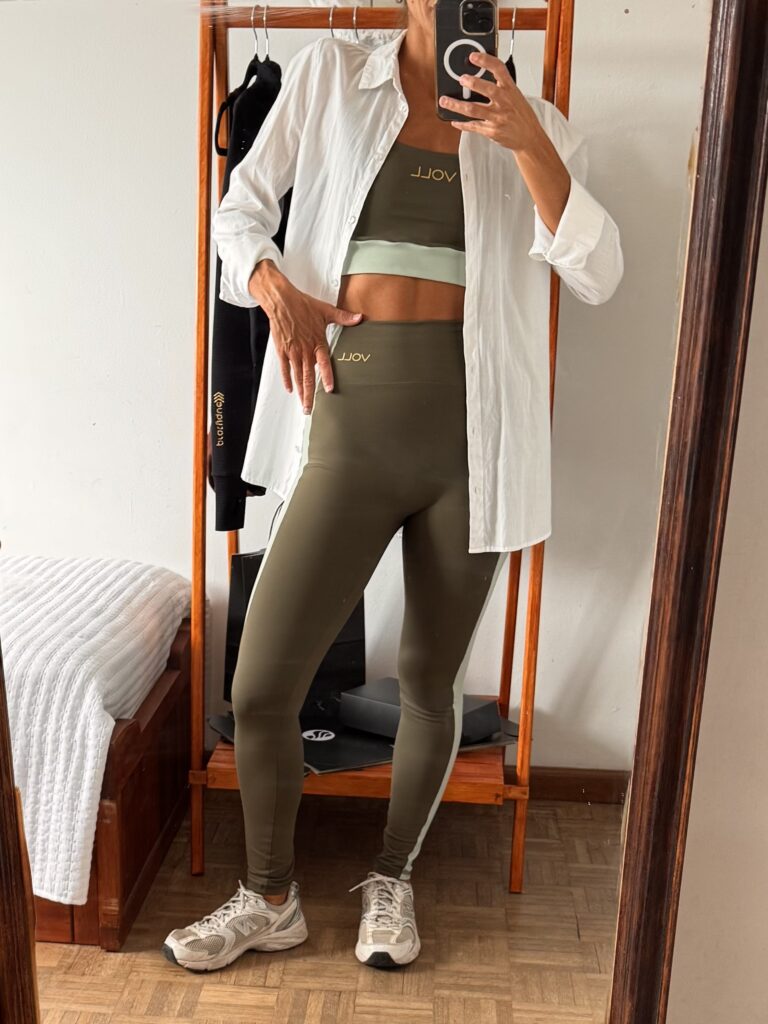 Mujer visitiendo conjunto maxxi voll antes de su clase de pilates
