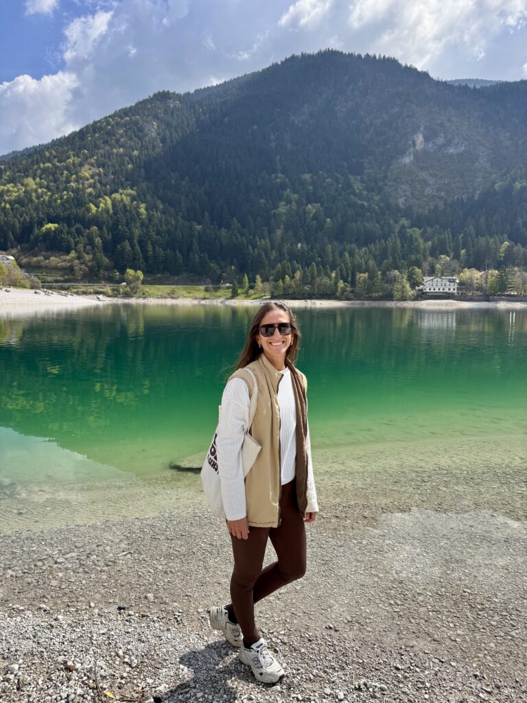 mujer usando legging basica chocolate en su viaje en dolomitas italia