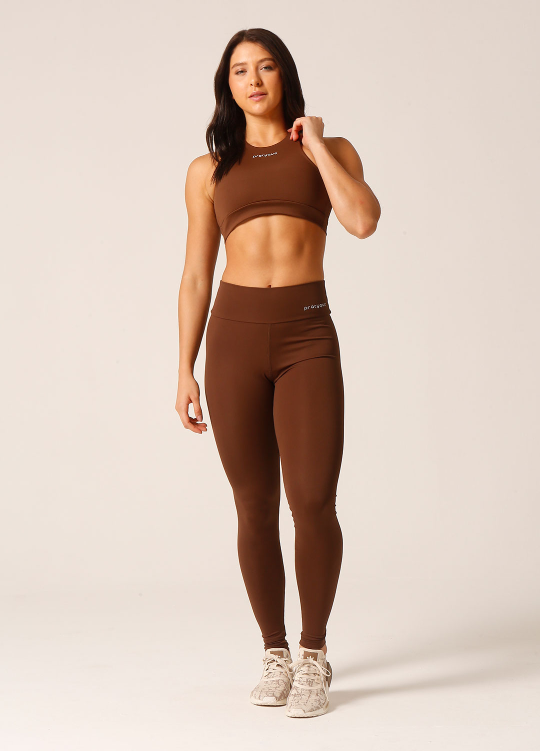 top basico mujer Pratyque 6 Modelo usando el Top Básico de Pratyque durante una práctica de pilates.