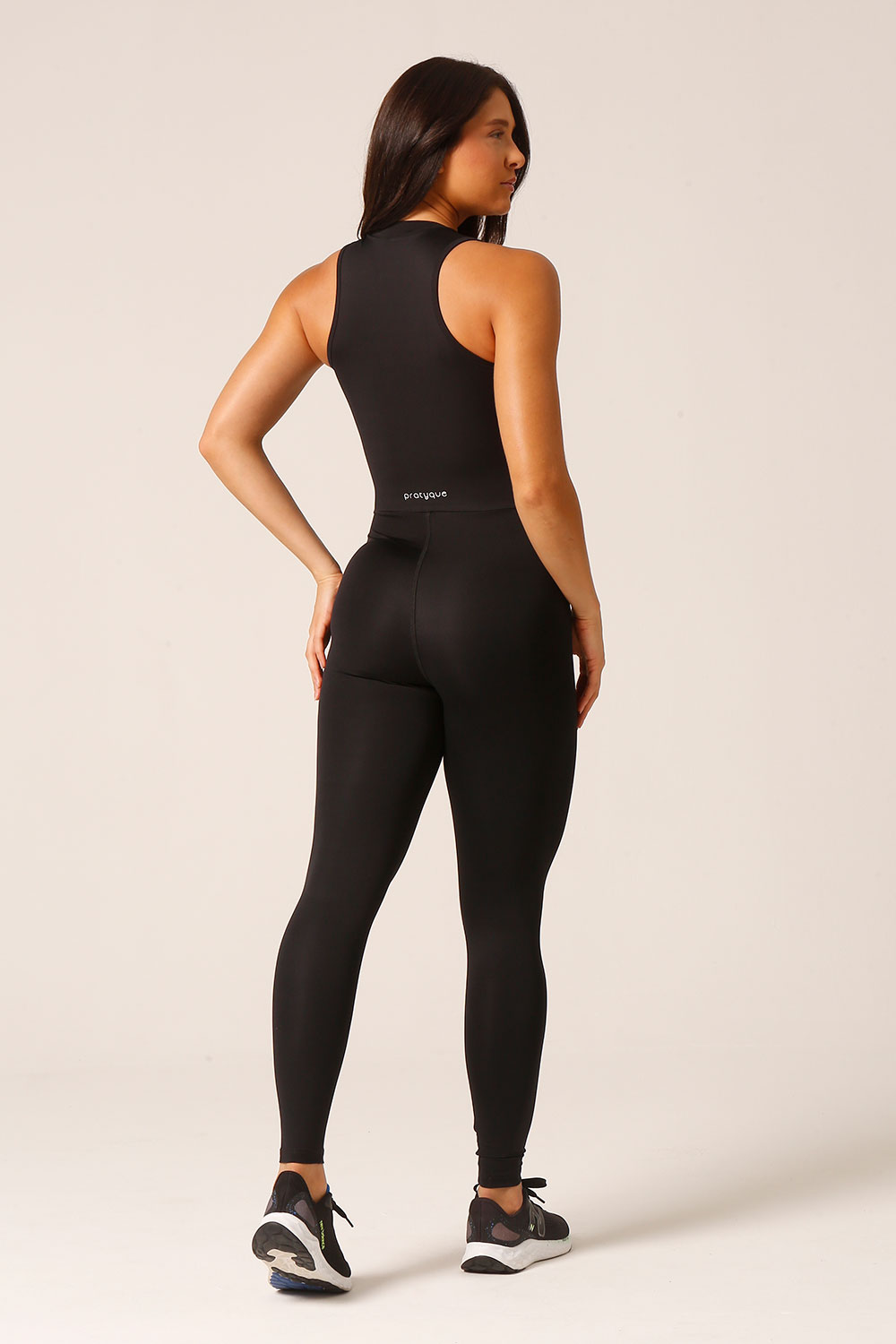 Mono Ziper negro 3 Vista trasera del Mono Ziper negro con espalda lisa para mayor comodidad.