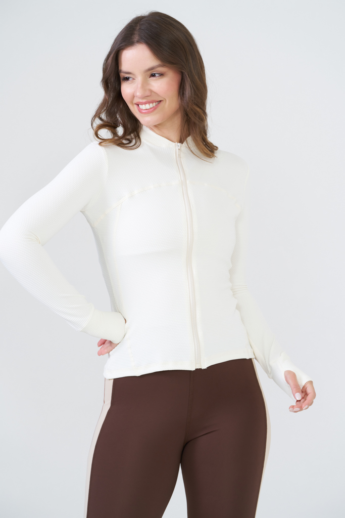 Campera Colmena mujer usando campera deportiva colmena de pratyque uruguay