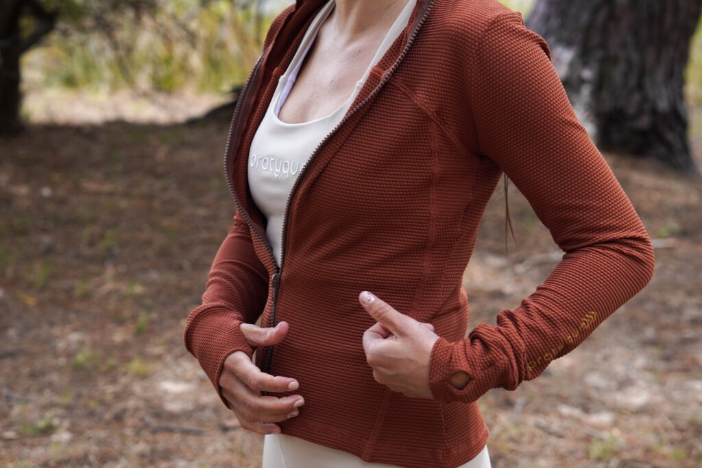 mujer usando campera Pratyque con puño y cierre